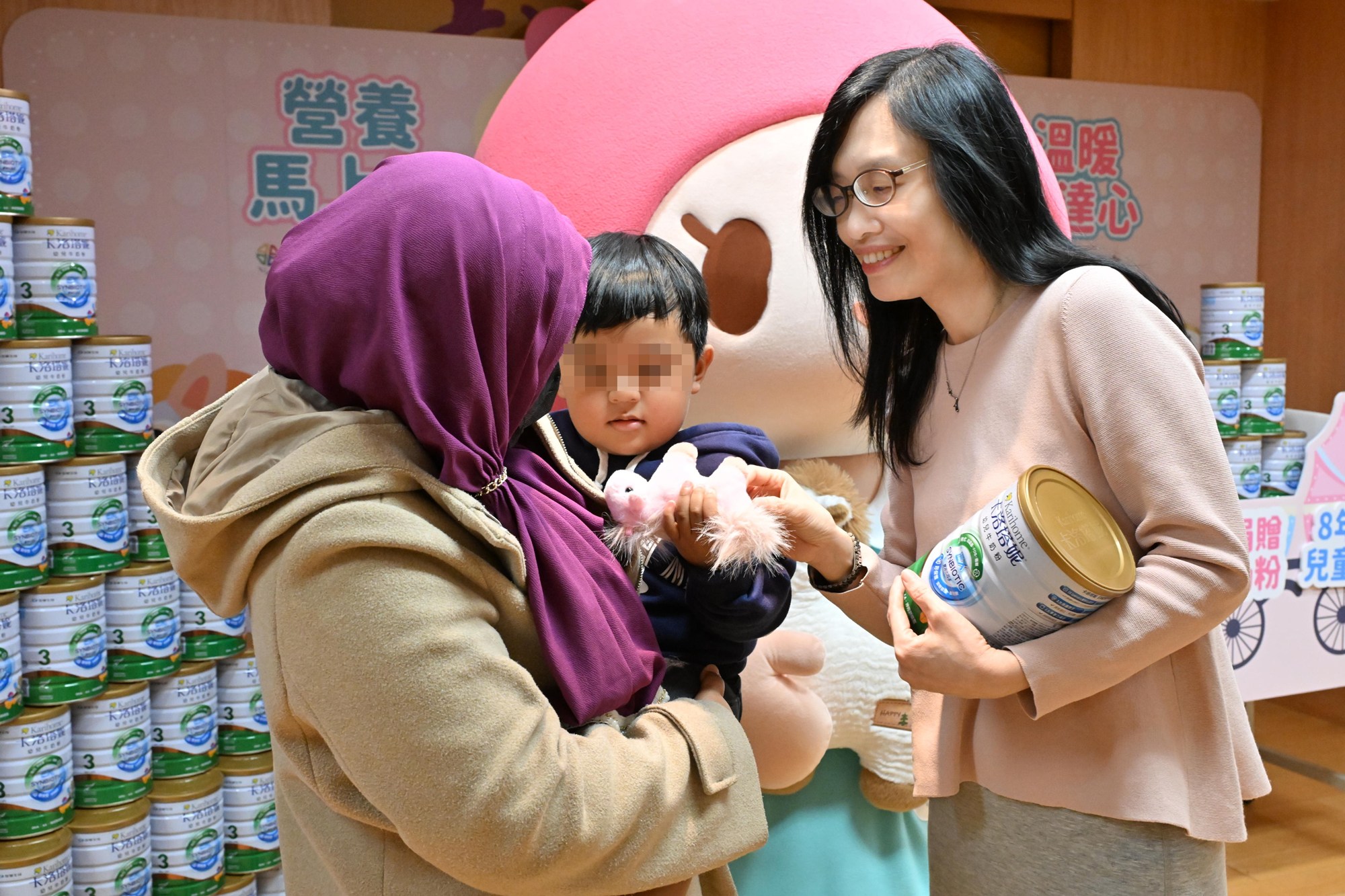 活動過程中，協會理事長張旖(右)與家戶媽媽及小朋友溫馨互動，期盼透過行動讓家戶感受到更多溫情，帶著勇氣與希望迎向未來